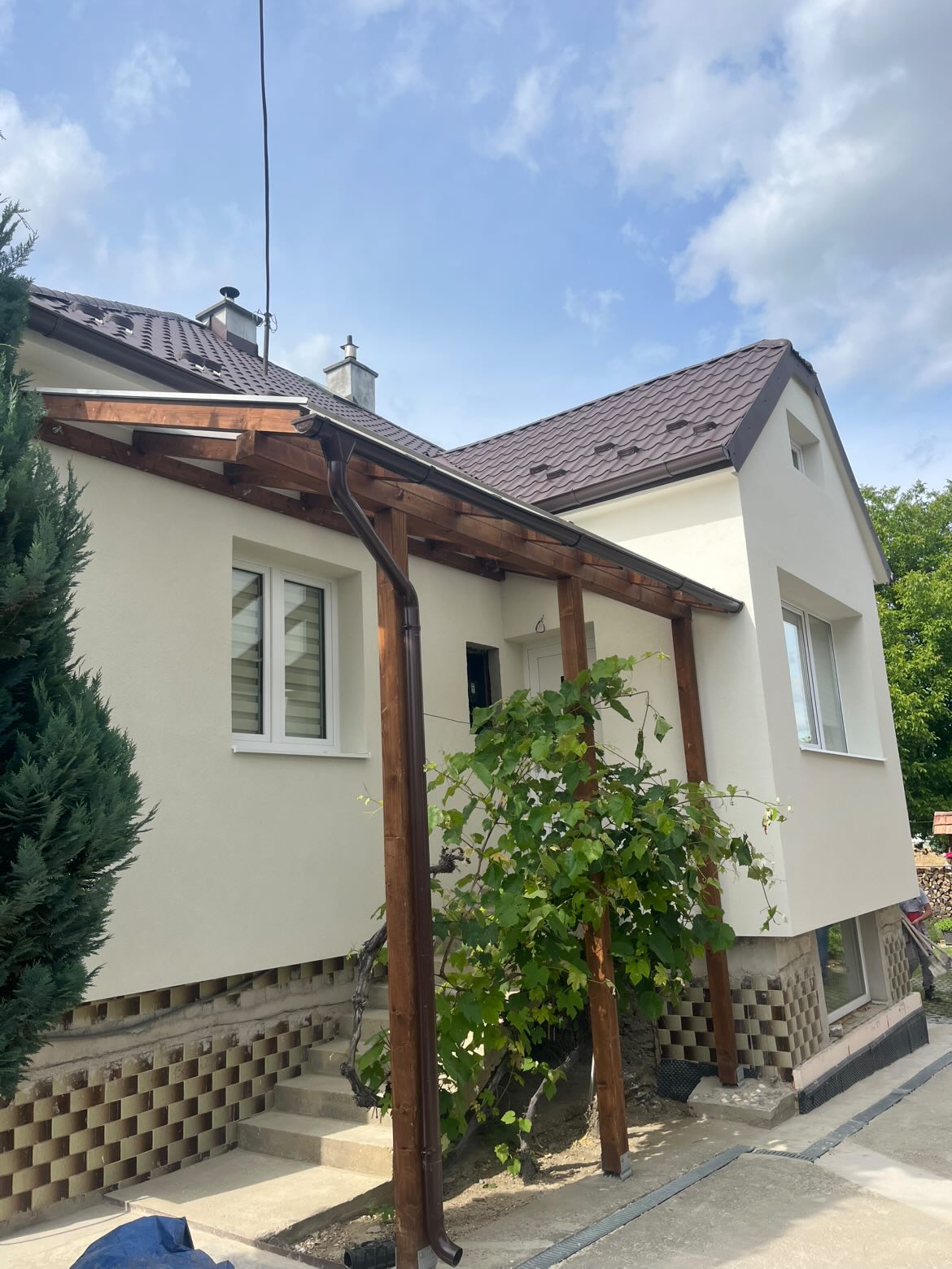 Drevené prestrešenie pred vchodovými dverami s plechovou krytinou